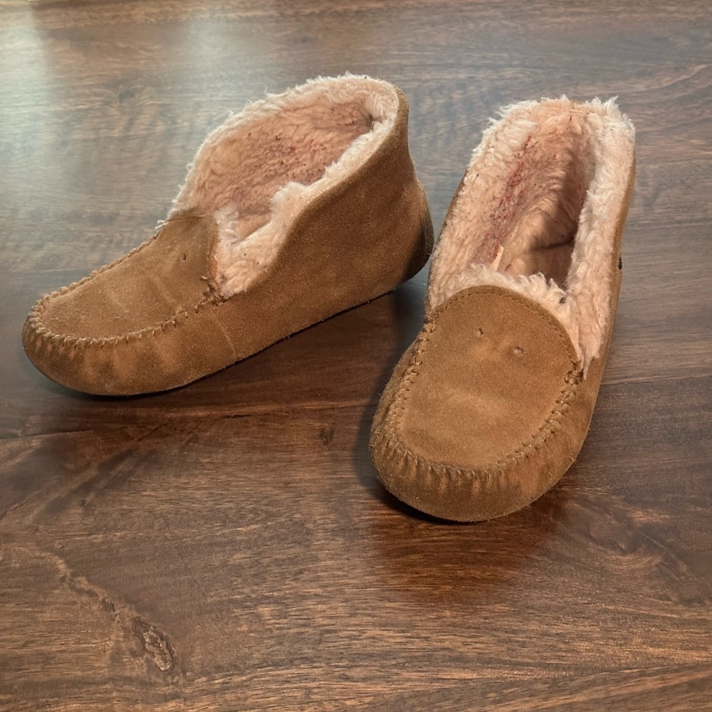 UGG Boy’s Ansley Chestnut Suede Slippers Sherpa Lined Fur Khaki/Beige